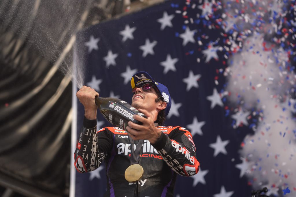 Pebalap tim Aprilia Racing, Maverick Vinales, melakukan selebrasi setelah memenangi balapan sprint Grand Prix MotoGP seri Amerika di Sirkuit Amerika, Austin, Texas, Minggu (14/4/2024) dini hari WIB.