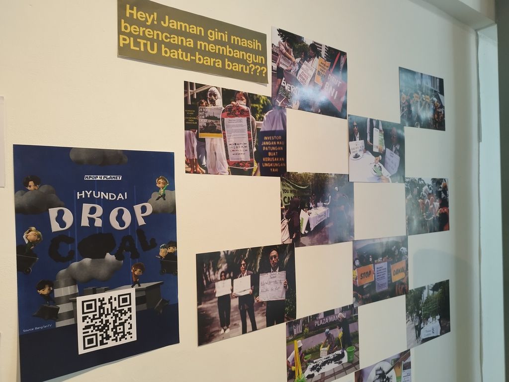 Foto-foto dan seruan kampanye mengenai penolakan terhadap pendanaan sektor batubara dalam diskusi Merdeka dari Energi Kotor, Bersihkan Bank-mu dari Batubara, di Jakarta, Rabu (13/4/2023).