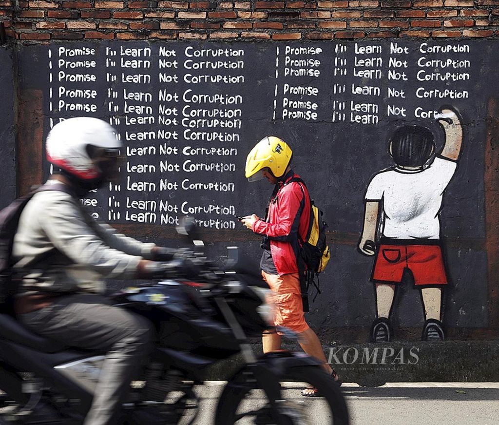 Seni mural anti korupsi menghias dinding yang disebut Galeri Jalanan di kawasan Kebayoran Lama, Jakarta, Minggu (6/3). Indeks Perilaku Anti Korupsi (IPAK) 2015 yang dirilis BPS menunjukkan penurunan 0,55% dibandingkan 2014, yaitu dari 3,61 menjadi 3,59. Pelayanan publik tercatat sebagai area dimana perilaku suap masih banyak terjadi. Kompas/Lasti Kurnia (LKS) 06-03-2016