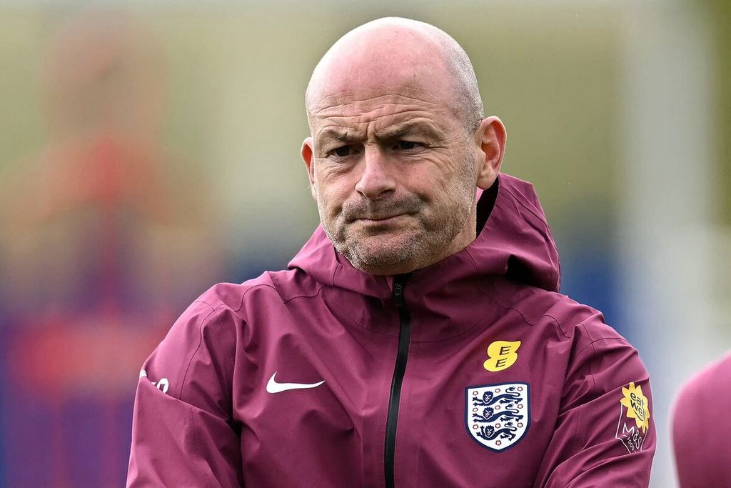 Manajer sementara timnas Inggris, Lee Carsley, memimpin latihan di Lapangan St Georges Park, di Burton-on-Trent, Inggris, Rabu (4/9/2024). Inggris akan melawan Irlandia pada Liga Nasional Eropa, Sabtu (7/9/2024).