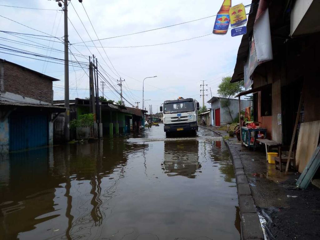Kondisi permukiman warga yang masih terendam banjir rob di Kampung Tambaklorok, Kelurahan Tanjung Mas, Kota Semarang, Jawa Tengah, Rabu (25/5/2022).