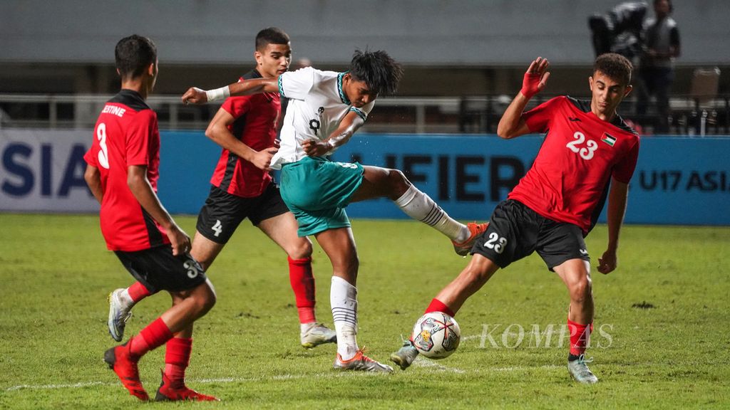 Striker tim U-17 Indonesia Arkhan Kaka Putra (tengah) menendang bola dihadapan bek tim U-17 Palestina Baraa Rabei (kanan) dalam laga Kualifikasi Piala Asia U-17 2023 di Stadion Pakansari, Bogor, Jawa Barat, Jumat (7/10/2022). Tim U-17 Indonesia mengalahkan tim U-17 Palestina dengan skor 2-0.
