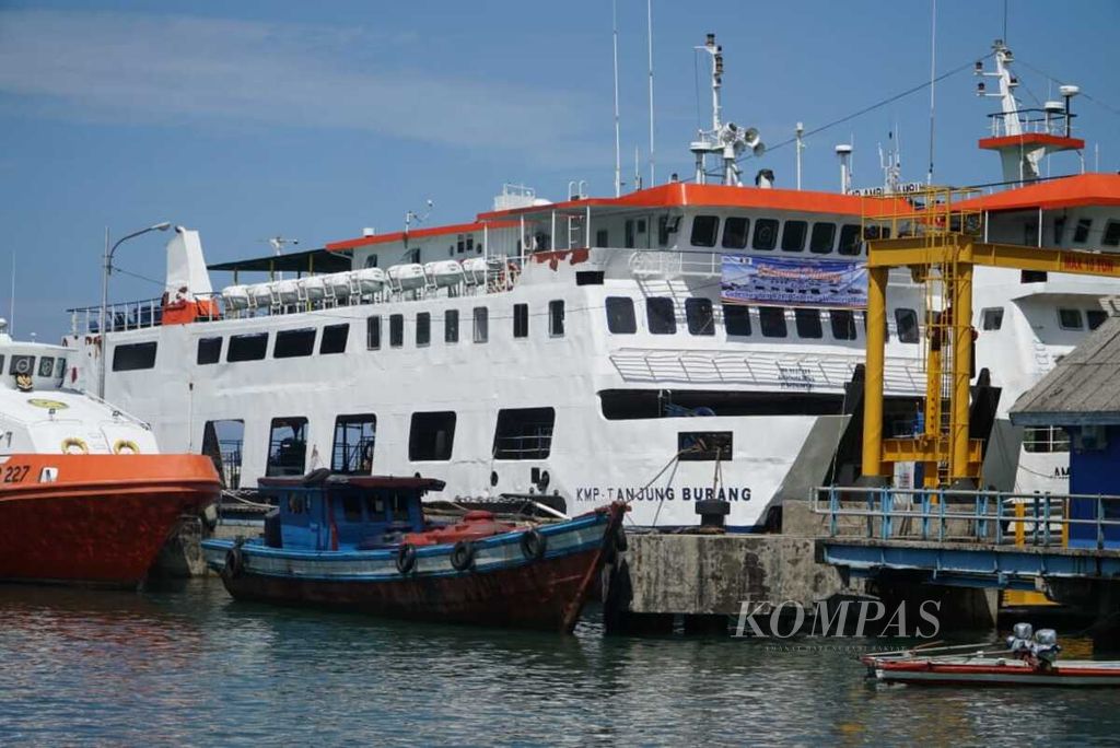 Ilustrasi. KMP Tanjung Burang bersandar di Dermaga I Pelabuhan Penyeberangan Teluk Bungus, Kecamatan Bungus Teluk Kabung, Padang, Sumatera Barat, Jumat (16/4/2021). 