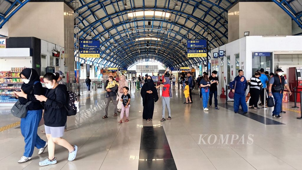 Penumpang KRL yang akan keluar di Stasiun Palmerah, Jakarta, Minggu (15/9/2024).