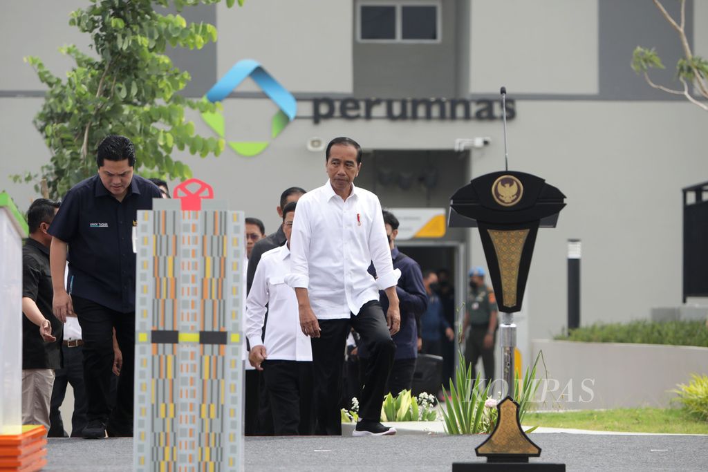 Presiden Joko Widodo tiba di Kompleks Apartemen Samesta Mahata Margonda, di Depok, Jawa Barat, Kamis (13/4/2023). Hunian yang menyasar kaum milienial ini terintegrasi dengan Stasiun KRL Pondok Cina. 