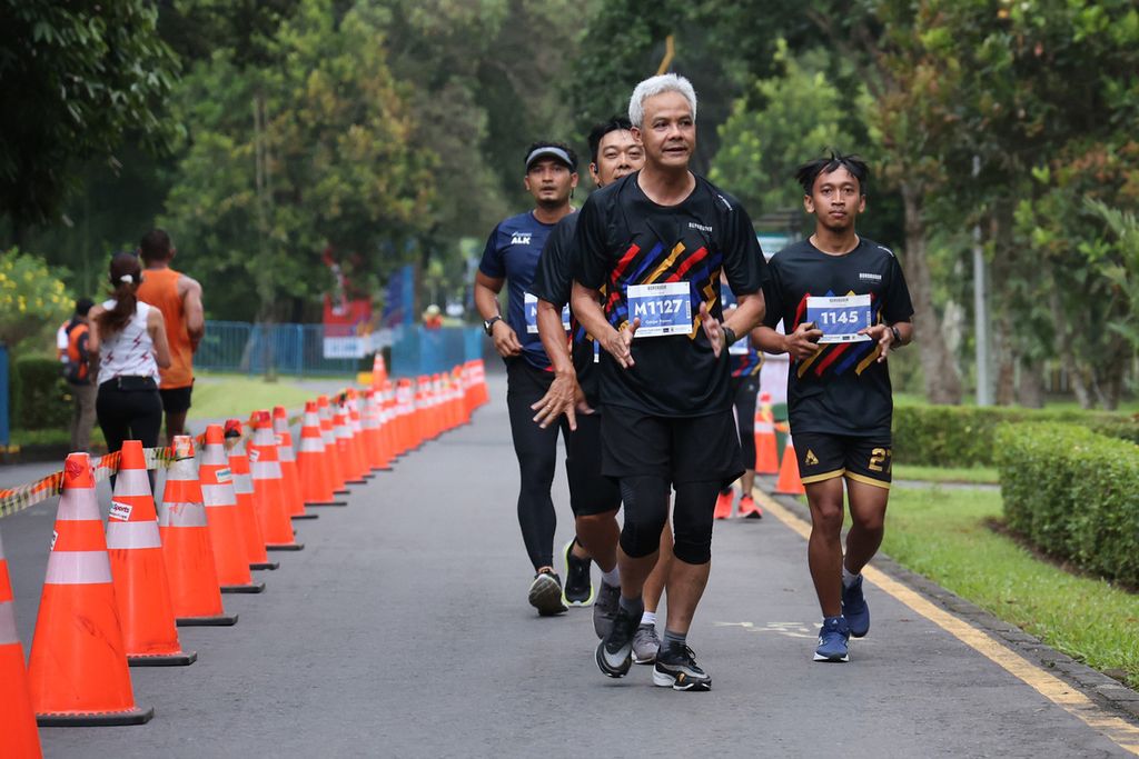 Gubernur Jawa Tengah Ganjar Pranowo mengikuti lomba lari Bank Jateng Tilik Candi di kompleks Candi Borobudur, Magelang, Jawa Tengah, Minggu (28/11/2021). Lomba lari separuh marathon yang diikuti 128 pelari kategori umum tersebut merupakan bagian dari kegiatan Borobudur Marathon 2021 Powered by Bank Jateng. Kegiatan lari daring Borobudur Marathon Virtual Challenge juga diselenggarakan pada hari itu dengan jumlah peserta 8.008 pelari.