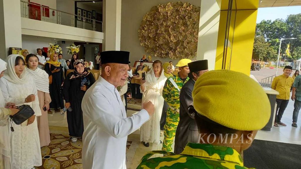 Sekretaris Jenderal Partai Golkar Lodewijk Freidrich Paulus (tengah) meninggalkan Kantor DPP Partai Golkar di Jakarta seusai merayakan Idul Adha, Kamis (29/6/2023). 