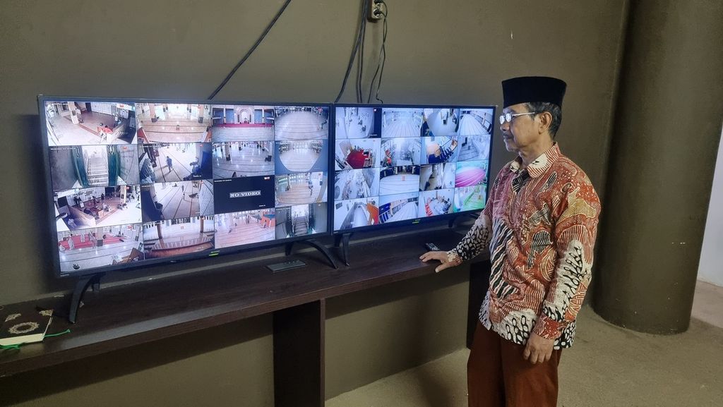 Salah seorang petugas Dewan Kemakmuran Masjid Raya Bandung, Jawa Barat, mengamati kamera pengawas, Rabu (12/4/2023).