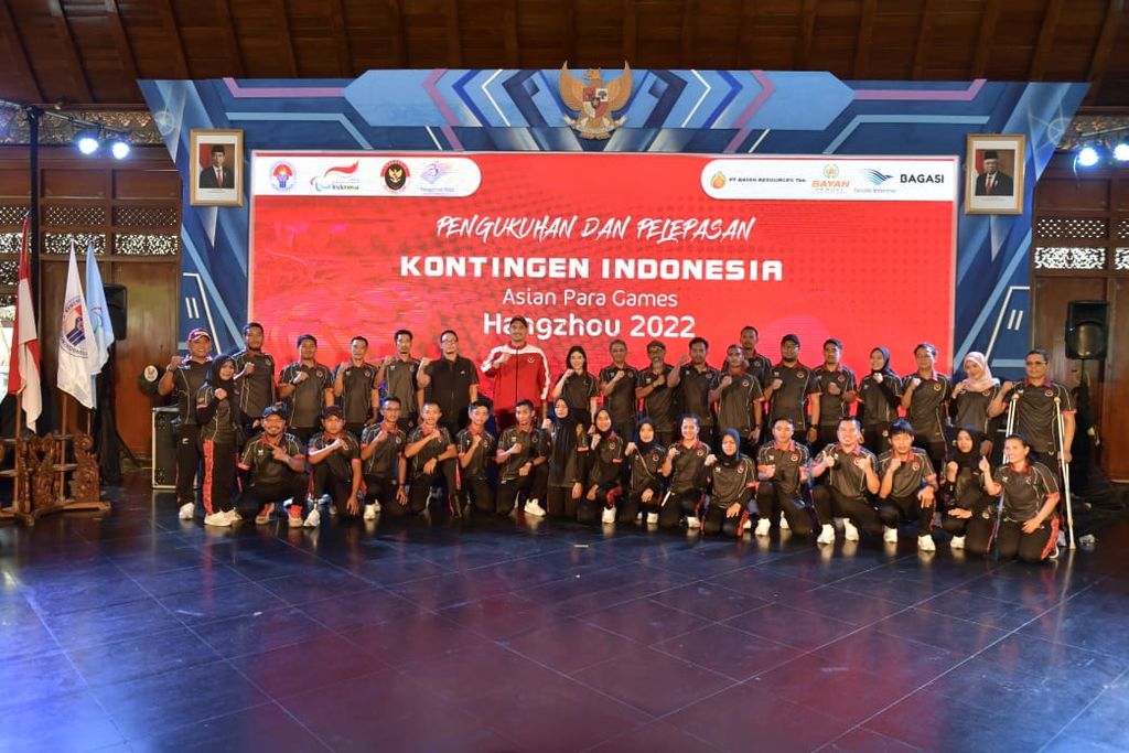 Kontingen Indonesia untuk Asian Para Games Hangzhou 2022 berfoto setelah dikukuhkan dan dilepas oleh Menteri Pemuda dan Olahraga Dito Ariotedjo di Pendopo Balai Kota Surakarta, Surakarta, Jawa Tengah, Minggu (15/10/2023).