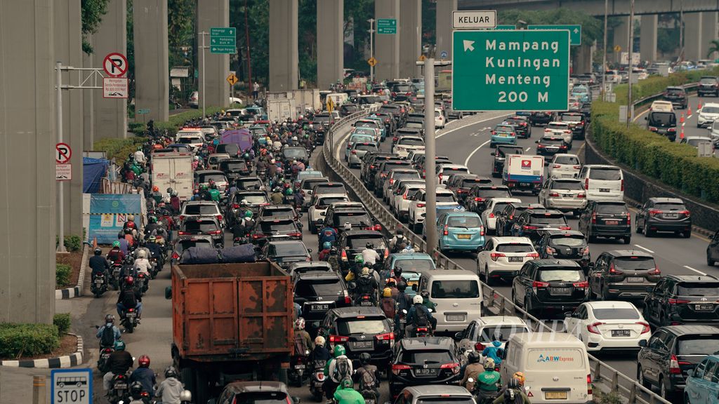 Kepadatan lalu lintas terlihat di Jalan Gatot Subroto dan Tol Dalam Kota di Pancoran, Jakarta Selatan, Senin (25/7/2022). Jika semua pengguna jalan menyadari hak dan kewajiban masing-masing, karut-marut lalu lintas di Jakarta akan berkurang. Kata <i>karut-marut</i> dalam kalimat tersebut adalah kata yang tepat, bukan <i>carut-marut</i>.