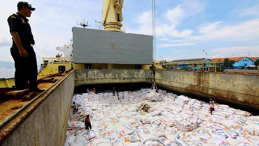Petugas Bea dan Cukai memantau proses bongkar muat 20.000 ton beras impor asal Vietnam di Pelabuhan Tanjungwangi, Banyuwangi, Jawa Timur, Jumat (23/2). Beras tersebut tidak untuk diedarkan di Jawa Timur, tetapi untuk dikirim kembali ke sejumlah daerah di Indonesia bagian timur.