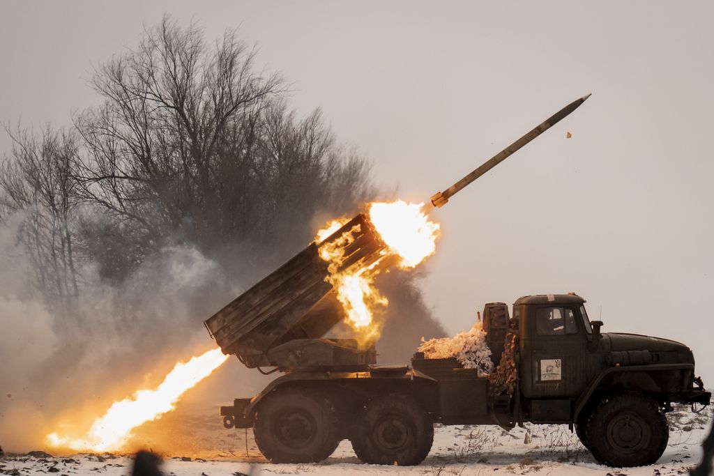  Prajurit Ukraina dari satuan Pangeran Roman The Great Great 14th Mechanized Brigade Fire, menembakkan peluncur roket buttan zaman Soviet di Kharkiv Ukraina, Sabtu (25/2/2023).