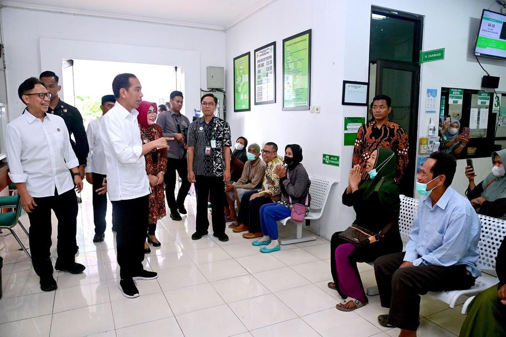 Presiden Joko Widodo meninjau langsung Puskesmas Toroh 1, Kabupaten Grobogan, Provinsi Jawa Tengah, Selasa (23/2024). Dalam kunjungan tersebut, Kepala Negara ingin memastikan bahwa setiap puskesmas telah memiliki alat ultrasonografi (USG) untuk membantu pemeriksaan kehamilan.
