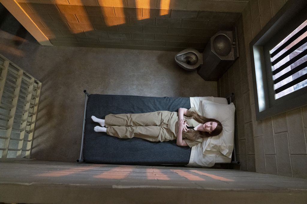 Julia Garner sebagai Anna Delvey dalam <i>Inventing Anna</i>.