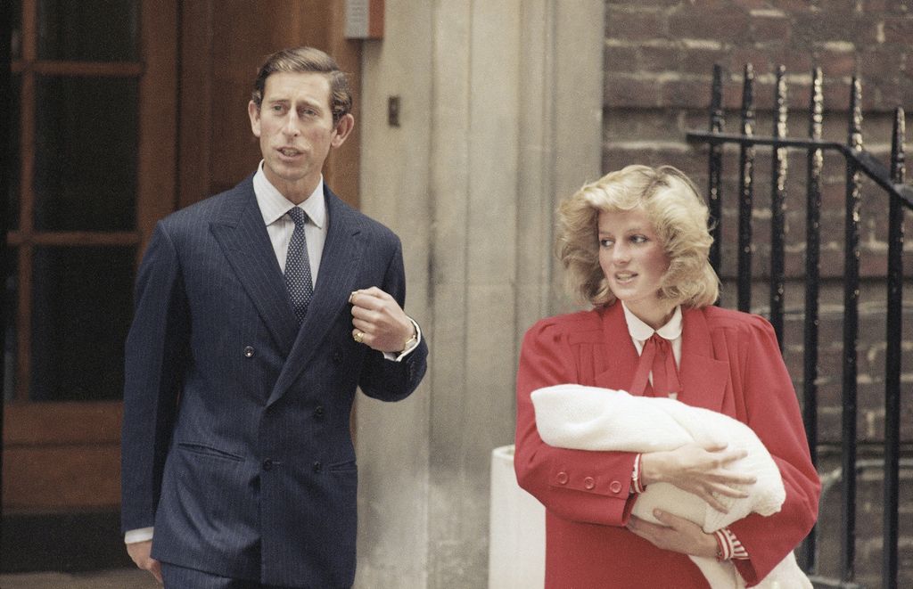 Pangeran dan Putri Wales saat itu, Charles dan Diana, meninggalkan Rumah Sakit St Mary bersama bayi mereka, Pangeran Harry, yang lahir pada 15 September, di Paddington, London, pada 16 September 1984. 