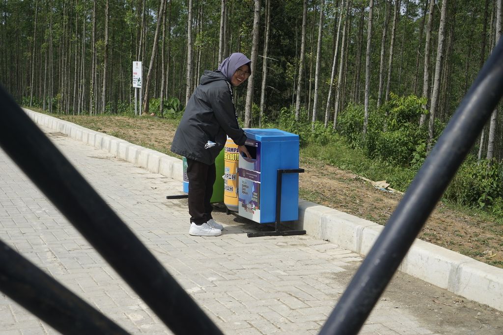 Pengunjung membuang sampah yang disediakan di pintu masuk Titik Nol IKN Nusantara, Penajam Paser Utara, Kalimantan Timur, Rabu (22/6/2022).