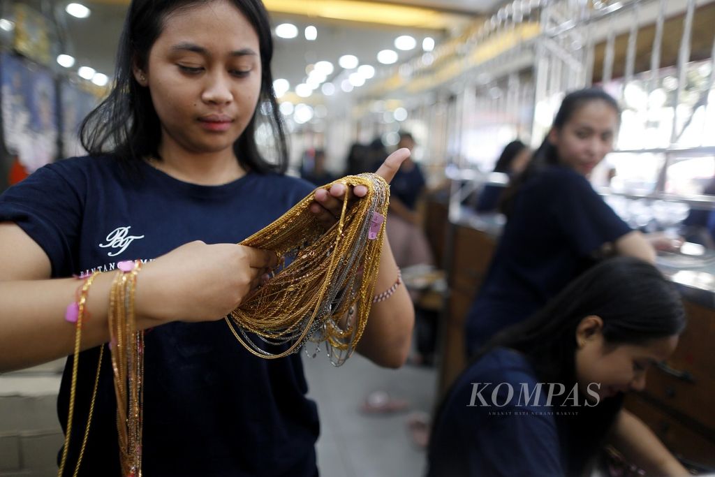Pegawai Toko Emas Bintang Timur di Pasar Kebayoran Lama, Jakarta, sedang memberi label harga pada kalung emas yang dipajang, Jumat (20/10/2023). Pelemahan rupiah dan suhu politik di Timur Tengah yang memanas membuat harga emas naik. Harga emas batangan Antam tembus Rp 1,12 juga per gram, Jumat (20/10/2023). Nilai ini mencapai rekor tertinggi sepanjang 2023.