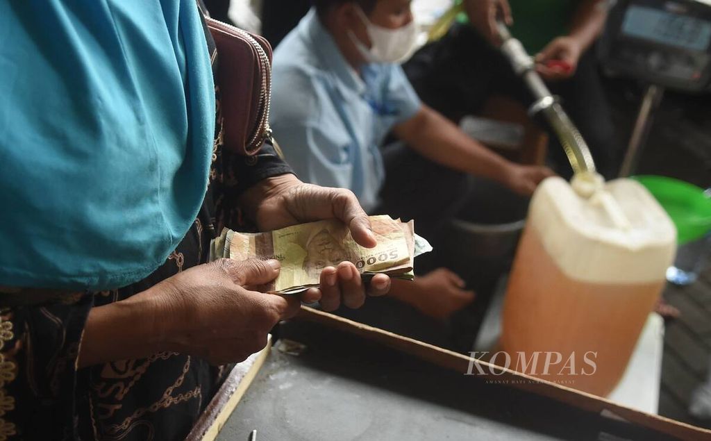 Warga membeli minyak goreng saat operasi pasar minyak goreng curah untuk pedagang di Pasar Tambahrejo, Kota Surabaya, Jawa Timur, Jumat (18/2/2022). 