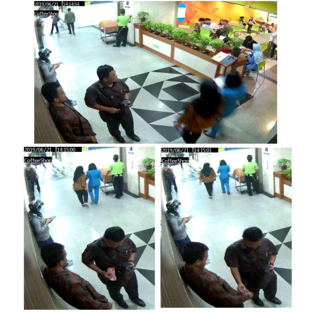 Pengawal tahanan KPK, Marwan, menerima sejumlah uang dari seseorang yang diduga sebagai ajudan atau kerabat atau penasihat hukum Idrus Marham, di depan kedai kopi di Rumah Sakit Metropolitan Medical Centre (MMC) kawasan Kuningan, Jakarta Selatan, pada 21 Juni 2019.