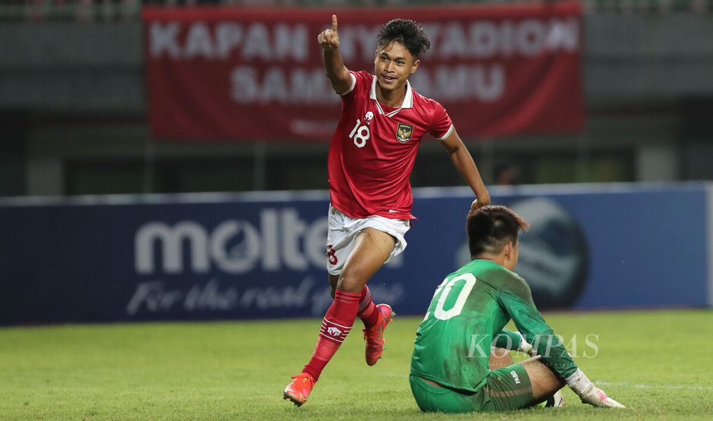 Pemain timnas sepak bola U-19 Indonesia, Alfriyanto Nico Saputro (kiri,) merayakan golnya ke gawang Brunei Darussalam dalam laga penyisihan Grup A Piala AFF U19 2022 di Stadion Patriot Chandrabhaga, Bekasi, Jawa Barat, Senin (4/7/2022). Indonesia menang, 7-0. 