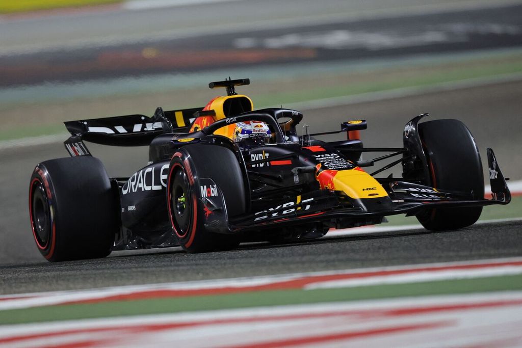 Pebalap Red Bull, Max Verstappen, memacu mobilnya saat sesi latihan bebas kedua Formula 1 seri Bahrain di Sirkuit Internasional Sakhir, Jumat (1/3/2024) dini hari WIB. Verstappen tidak khawatir meski hanya mencatatkan waktu tercepat keenam di sesi itu.