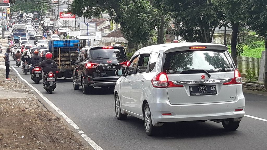 Kendaraan merayap pelan di Jalan Ir Soekarno Kota Batu, Jawa Timur, Sabtu (25/12/2021). Sebagian besar dari mereka adalah wisatawan yang mengisi libur Natal. Meningkatnya jumlah wisatawan membuat arus lalu lintas di sejumlah ruas jalan di Batu padat.