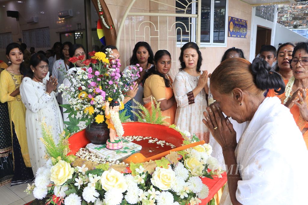 Umat Buddha dari etnis Tamil menjalani ritual Memandikan Rupang Buddha saat merayakan Waisak di Vihara Bodhi Gaya, Medan, Sumatera Utara, Minggu (4/6/2023). Perayaan Waisak oleh umat Buddha dari etnis Tamil mengukuhkan keberagaman dan toleransi di Tanah Air.