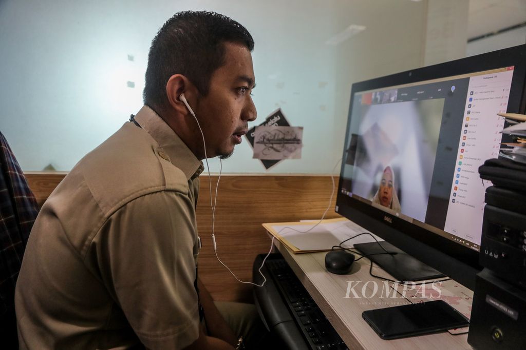 Seorang aparatur sipil negara (ASN) mengikuti rapat melalui Zoom di Badan Kepegawaian Daerah, di kompleks Balai Kota DKI Jakarta, Senin (21/8/2023). 