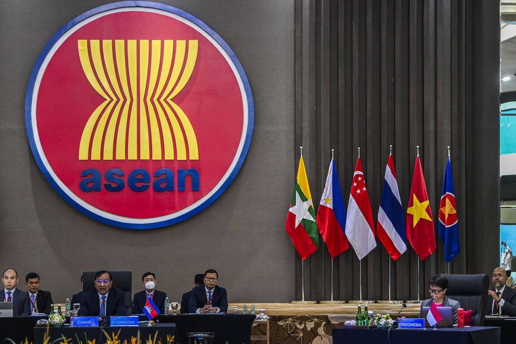 Menteri Luar Negeri Kamboja Prak Sokhon (ketiga dari kiri, berkacamata) memimpin pertemuan khusus para Menlu ASEAN di Jakarta, Kamis (27/10/2022). 