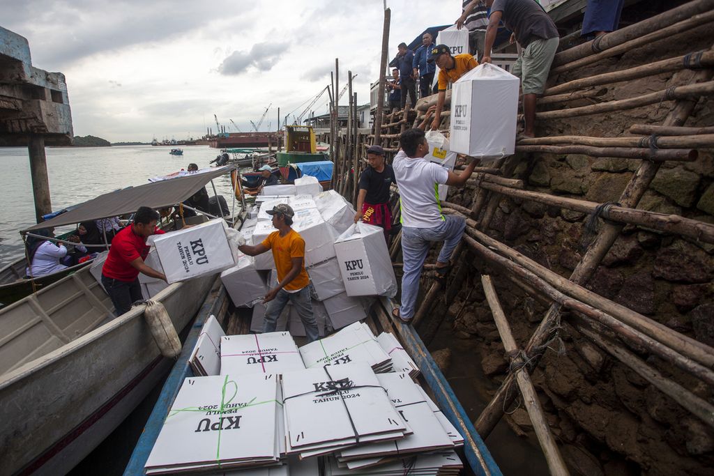 Pekerja memasukkan logistik Pemilu 2024 ke dalam perahu motor saat akan didistribusikan ke Pulau Bulang, Batam, Kepulauan Riau, Rabu (7/2/2023). 