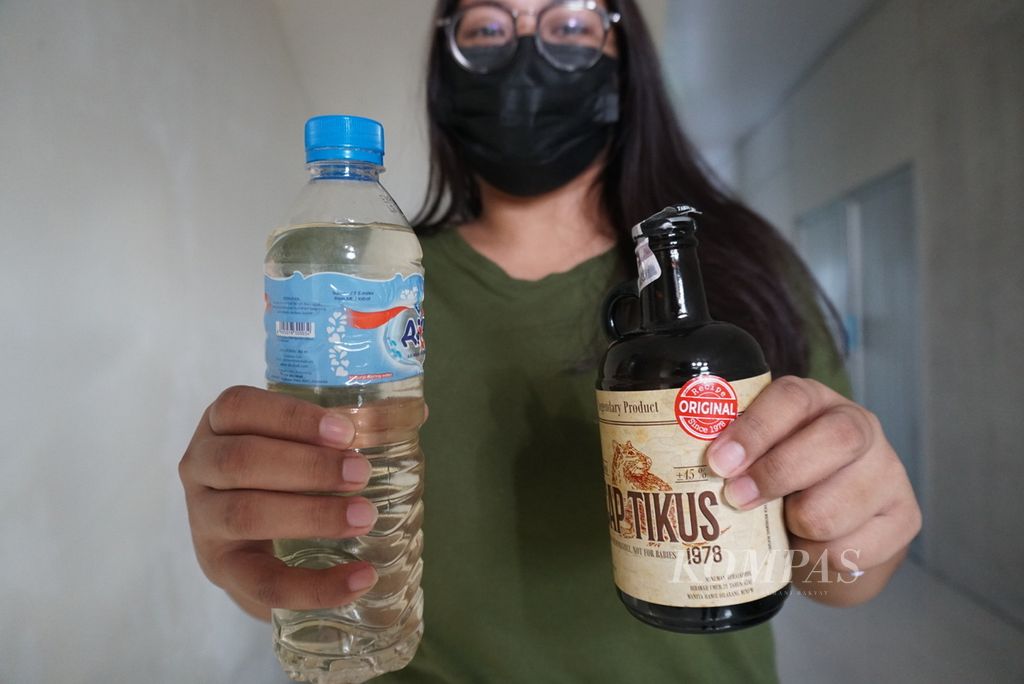 Minuman keras Cap Tikus yang terbuat dari fermentasi air nira pohon aren diproduksi secara swadaya oleh para petani di wilayah Minahasa, Sulawesi Utara. Produk yang dihasilkan para petani didistribusikan tanpa regulasi, sedangkan baru ada satu perusahaan yang memproduksi dan mendistribusikannya secara legal di bawah aturan cukai. Foto diambil di Manado, Rabu (3/3/2021).