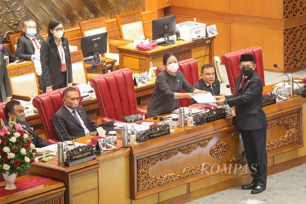 Menteri Dalam Negeri Tito Karnavian (kanan) memberikan pandangan pemerintah terkait Rancangan Undang-Undang Daerah Otonomi Baru (RUU DOB) Papua kepada Ketua DPR Puan Maharani (tengah) dalam Rapat Paripurna DPR di Kompleks Parlemen, Senayan, Jakarta, Kamis (30/6/2022). 