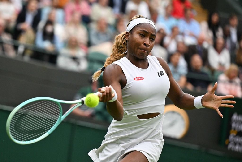 Petenis AS, Cori Coco Gauff mengembalikan bola ke petenis Romania, Anca Todoni, pada babak kedua Wimbledon di Lapangan Utama All England Club, London, Inggris, Rabu (3/7/2024). Gauff menang dengan skor 6-2, 6-1.