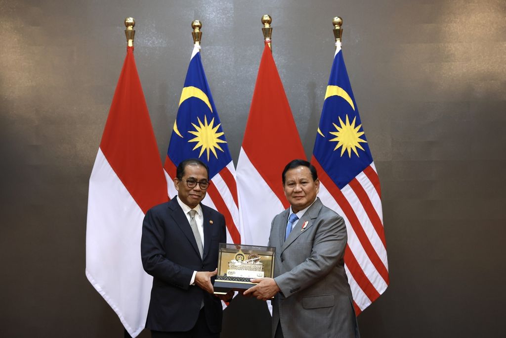 Defense Minister Prabowo Subianto received a visit from Malaysian Defense Minister Yang Mulia Dato' Seri Mohamed Khaled Nordin in his office in Jakarta on Tuesday (April 30, 2024). In the meeting, Prabowo expressed his hope to enhance cooperation between Malaysia and Indonesia, especially in the areas of defense, intelligence, and defense industries.