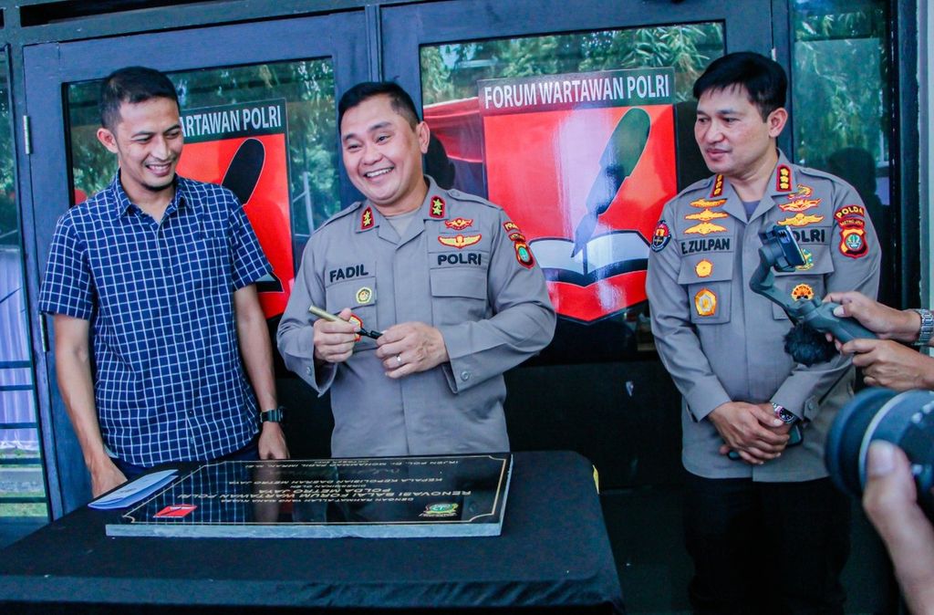 Kepala Polda Metro Jaya Inspektur Jenderal Fadil Imran (tengah) meresmikan pembangunan Balai Forum Wartawan Polri di Polda Metro Jaya, Jakarta, Jumat (7/10/2022).