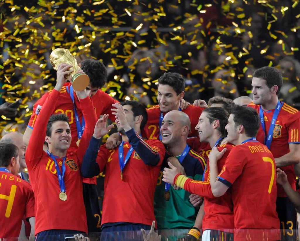 Cesc Fabregas (Spanyol) ketika mengangkat trofi Piala Dunia Afrika Selatan 2010.