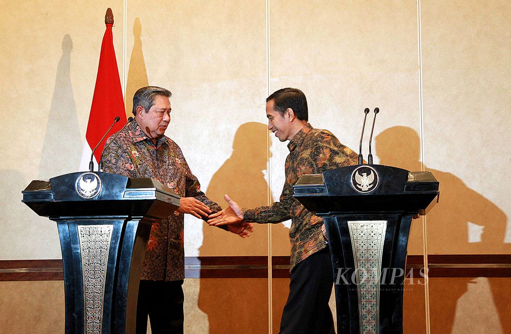 Presiden Susilo Bambang Yudhoyono dan presiden terpilih Joko Widodo (kanan) bersalaman setelah jumpa pers pascapertemuan empat mata di The Laguna Resort and Spa, Nusa Dua, Bali, Rabu (27/8/2014).