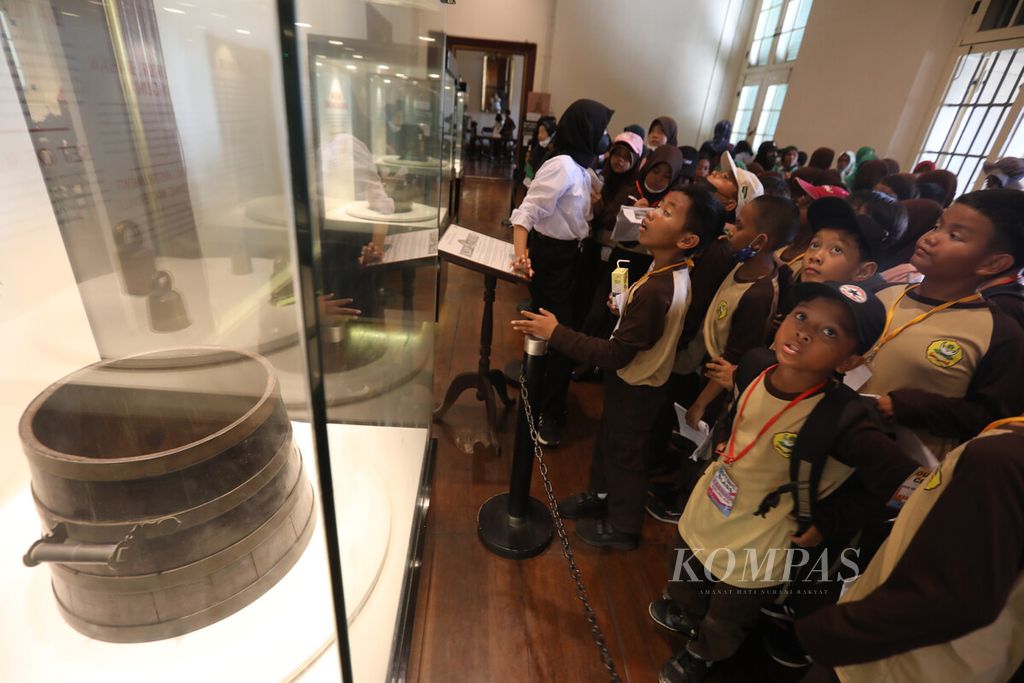 Siswa sekolah mengamati koleksi artefak yang dipajang Museum Sejarah Jakarta di kawasan Kota Tua, Jakarta, Selasa (20/12/2022). 