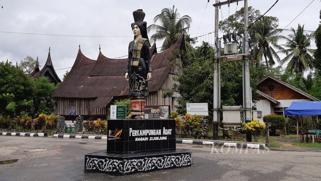 Patung perempuan setinggi 4 meter berdiri di pintu masuk Kampung Adat Nagari Sijunjung, Kabupaten Sijunjung, Sumatera Barat, Senin (18/12/2023) siang.