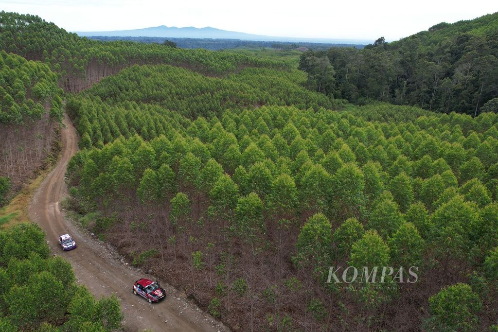 Pereli melintasi kawasan Hutan Tanaman Industri Toba Pulp Lestari di Kabupaten Simalungun, Sumatera Utara, saat mengikuti reli Danau Toba 2022, Sabtu (6/8/2022). 