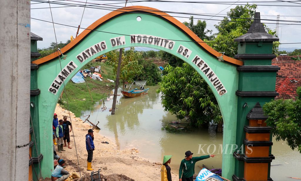 Pekerja kembali sibuk menangani tanggul Sungai Wulan yang jebol di Desa Ketanjung, Kecamatan Karanganyar, Kabupaten Demak, Jawa Tengah, Minggu (17/3/2024).