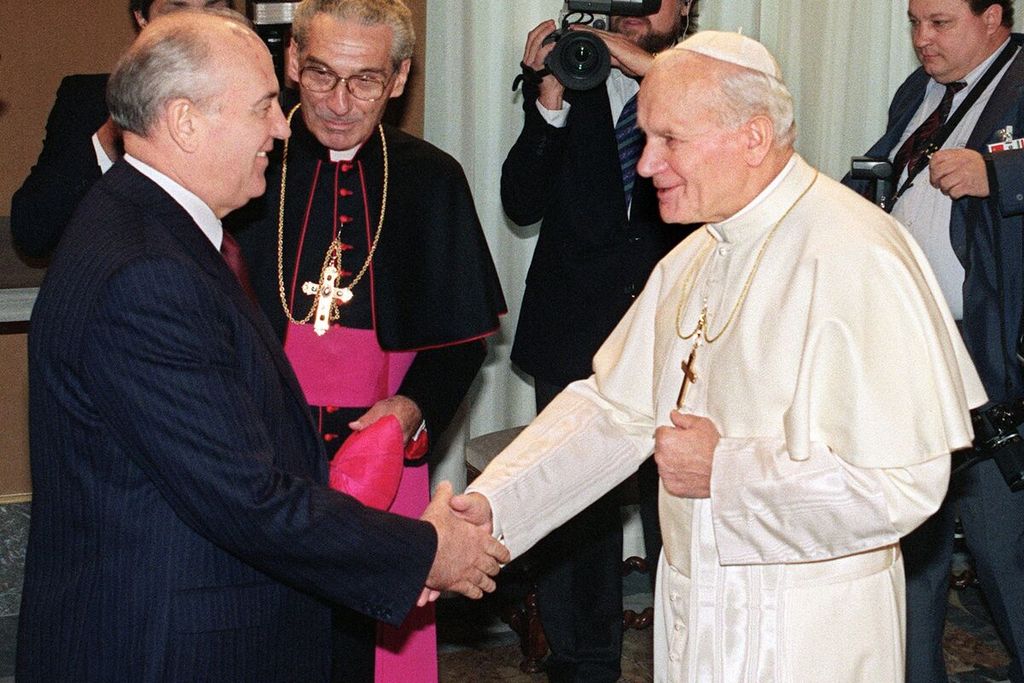 Foto pertemuan bersejarah pemimpin Uni Soviet Mikhail Gorbachev dan Paus Yohanes Paulus II di Vatikan pada 1 Desember 1989. 