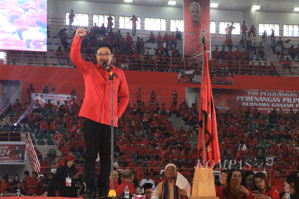 Dewan Pimpinan Pusat Partai Demokrasi Indonesia Perjuangan Djarot Saiful Hidayat menyampaikan pidato pada safari politik bakal calon presiden dari PDI-P, Ganjar Pranowo, di Gedung Serbaguna Sumatera Utara, Medan, Minggu (11/6/2023).