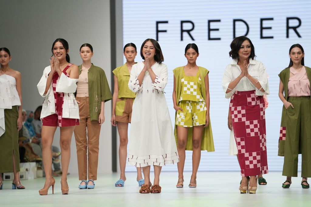 Koleksi Geulis dengan dukungan Asia Pacific Rayon (APR) saat ditampilkan di Jakarta Fashion Week, Minggu (30/10/2022).