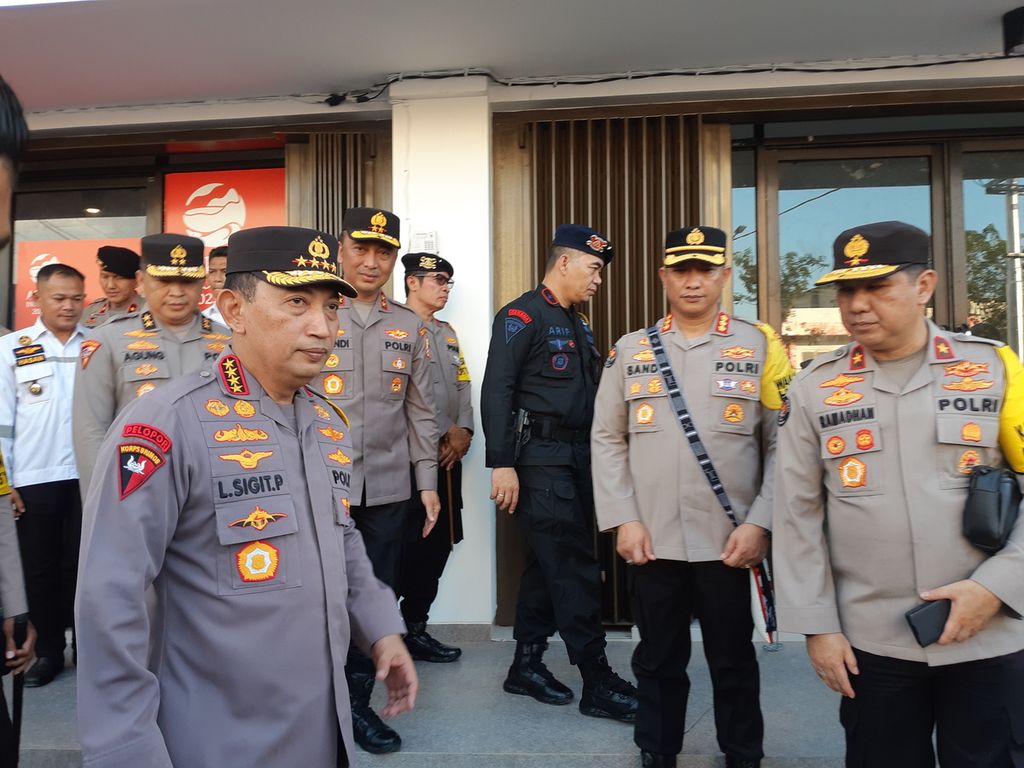 Kepala Polri Jenderal (Pol) Listyo Sigit Prabowo seusai memantau ruang komando operasi pengamanan KTT ASEAN di Labuan Bajo, Kabupaten Manggarai Barat, Nusa Tenggara Timur, pada Rabu (3/5/2023). 