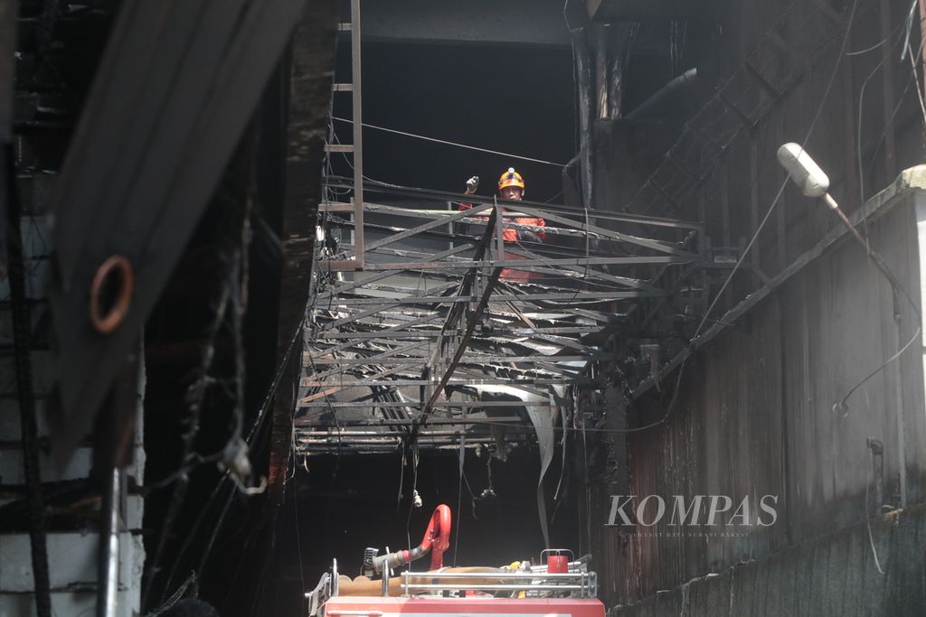 Seorang petugas pemadam kebakaran mengecek kondisi bekas kebakaran Malang Plaza, Kota Malang, Jatim, Rabu (3/5/2023).
