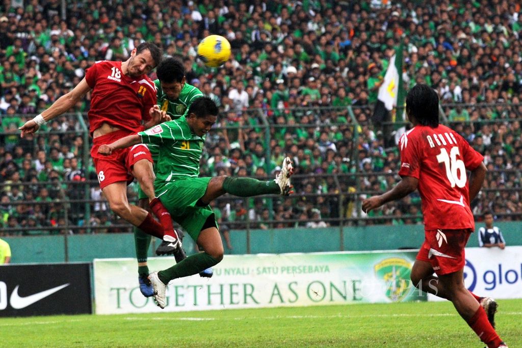 Pemain Persebaya, Feri Ariawan (kanan) dan Taufiq (tengah), berebut bola dengan Pemain Persema, Naum Sevolovski (kiri), dalam laga Liga Primer Indonesia di Stadion Gelora 10 Nopember, Surabaya (12/2/2012). Persebaya ditahan 0-0.