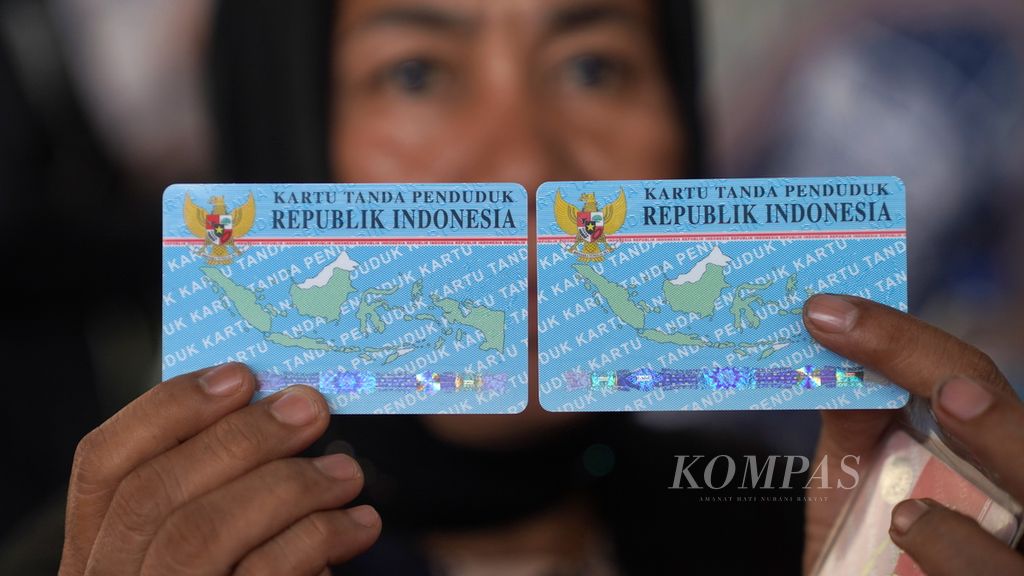 Rumsiah menerima dokumen kependudukan berupa KTP dan KK pasca-kebakaran Terminal Integrated Bahan Bakar Minyak (BBM) Depo Pertamina Plumpang di Posko PMI, Jakarta Utara, Senin (6/3/2023). 