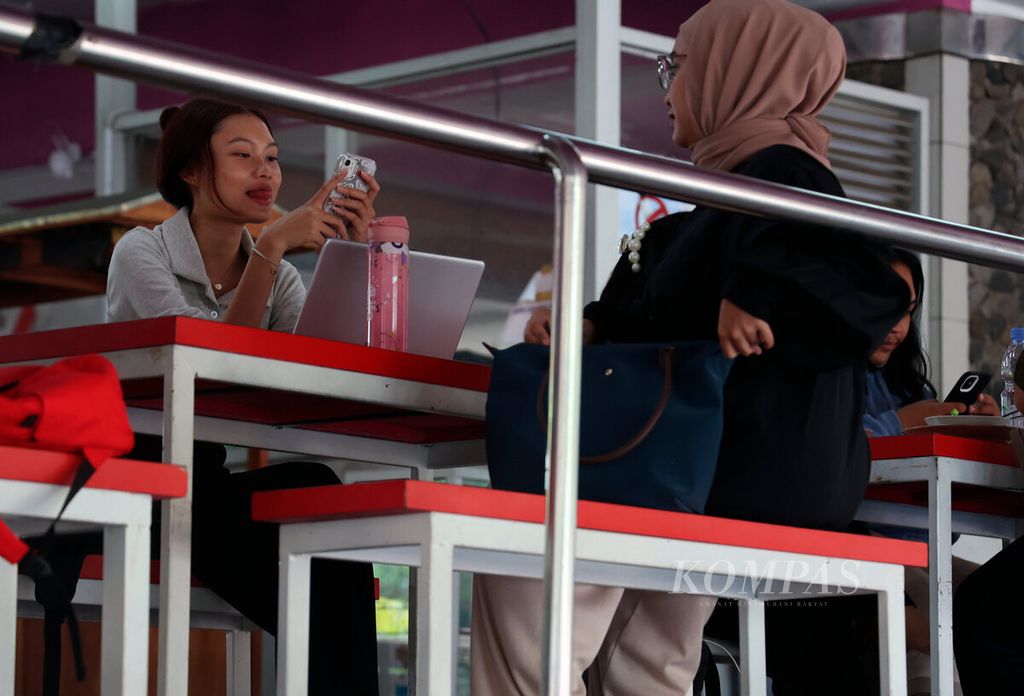 Mahasiswa saat mengisi jeda waktu kuliah dengan mengunjungi kantin di salah satu universitas swasta di Kota Semarang, Jawa Tengah, Senin (29/1/2024). Sejumlah kampus mulai menjajaki kerja sama dengan perusahaan pinjaman daring.