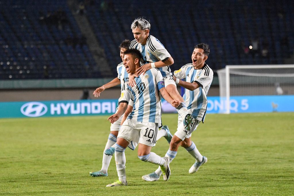 Tim Argentina U-17 merayakan gol Claudio Echeverri (nomor punggung 10) ke gawang Jepang di Stadion Si Jalak Harupat, Kabupaten Soreang, Selasa (14/11/2023). Gol Echeverri membuka keunggulan Argentina pada menit ke-5. Argentina menyudahi laga dengan kemenangan 3-1. Penampilan cemerlang Echeverri di Piala Dunia U-17 membuat Manchester City buru-buru mengontraknya.